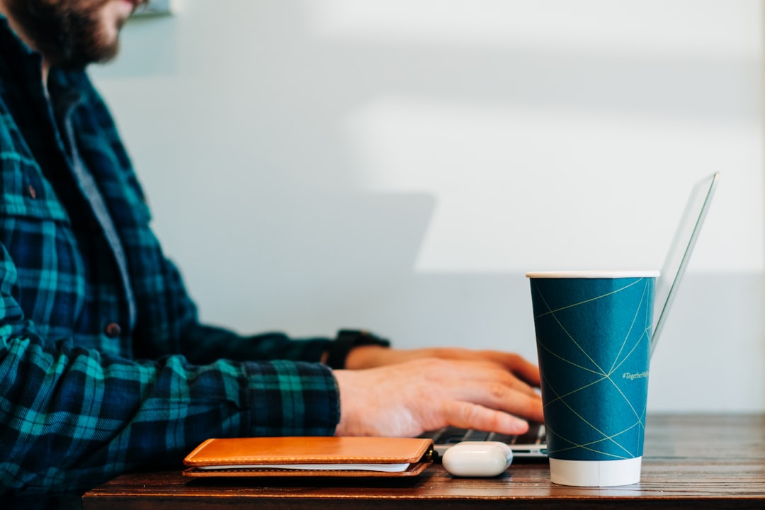 Freelancer trabajando en su computadora
